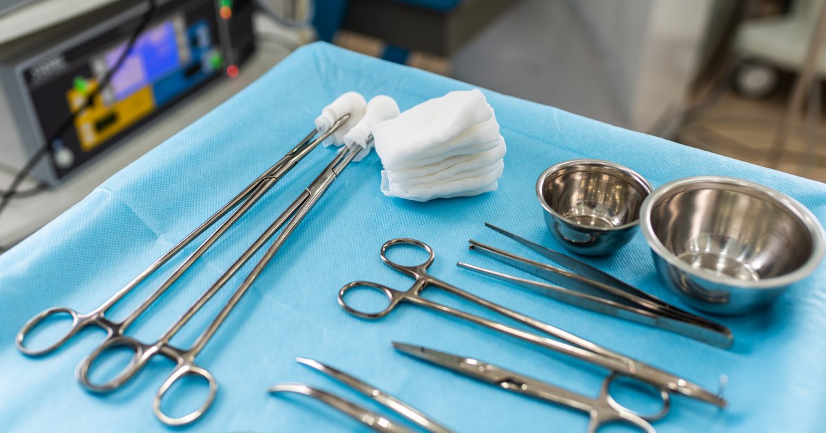 מגש מכשירים בחדר ניתוח: ספירת המכשירים לפני סגירת הניתוח היא אחת מבדיקות הבטיחות הבסיסיות ביותר.